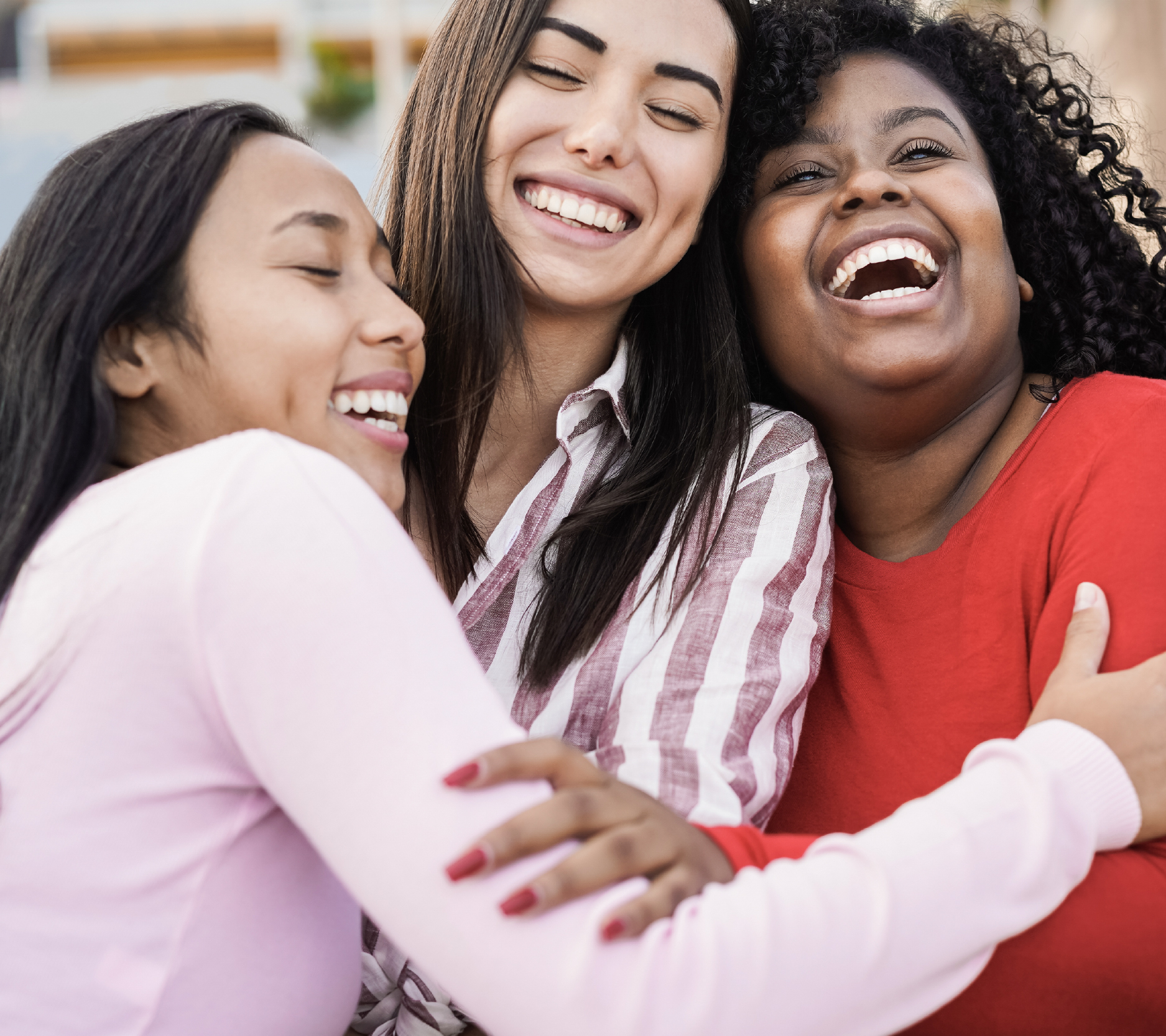 Conexión humana: cómo construir amistades reales que nutren tu vida (y no te drenan)